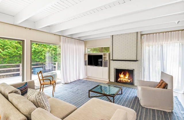 Contemporary home w/central AC, high-speed WiFi, full kitchen, & furnished deck