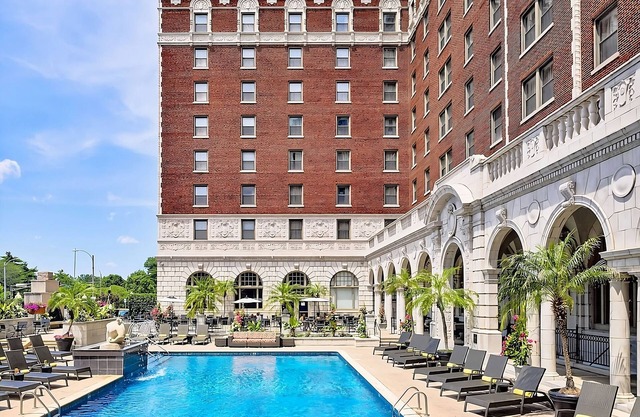 Contemporary Hotel in Central West End district! Pets Are Welcome! Parking, Pool