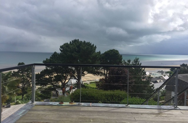 Contemporary house with exceptional sea view, two minutes from the beach