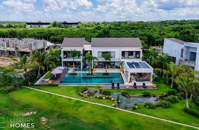 Contemporary NEW 5Bdr Villa w/Pool, Hot Tub & BBQ at CDC!