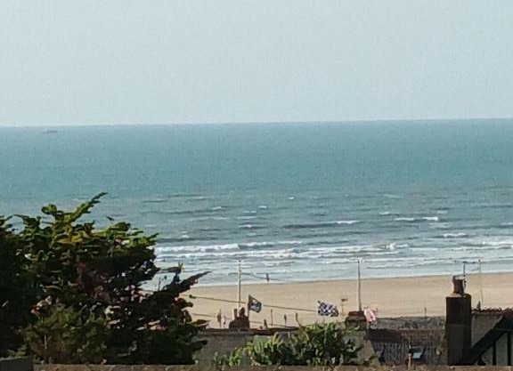 Contemporary one bed studio. Sea views and parking