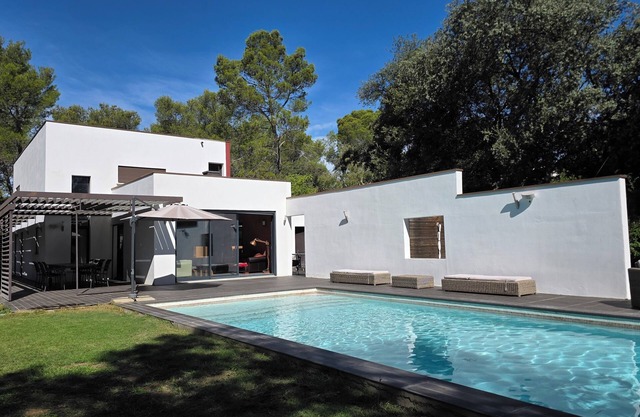 Contemporary prestige villa with park, swimming pool, 3 private mazets, prox. center vi