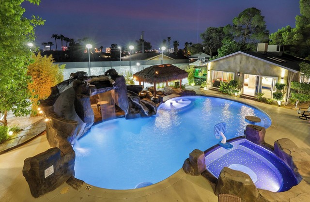 Contemporary Private Villa w/Pool, Sports Court & Near Strip!