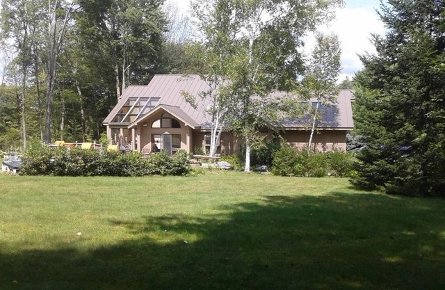 Contemporary ski retreat next to Magic Mountain, hot tub, pool table.