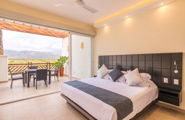 Contemporary Studio Suite w/Resort Amenities & Steps from the beach!
