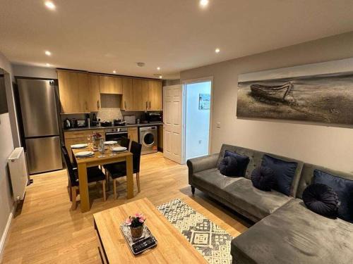 Contemporary, Stylish Apartment in Weston