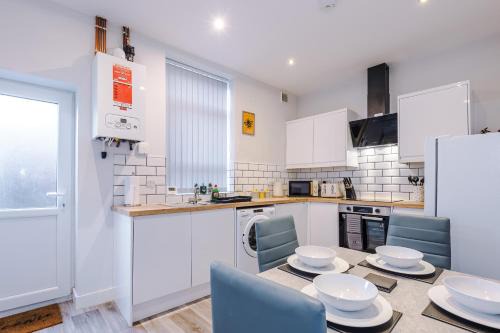 Contractor, Relocation, insurance , 4 bedrooms, Bury