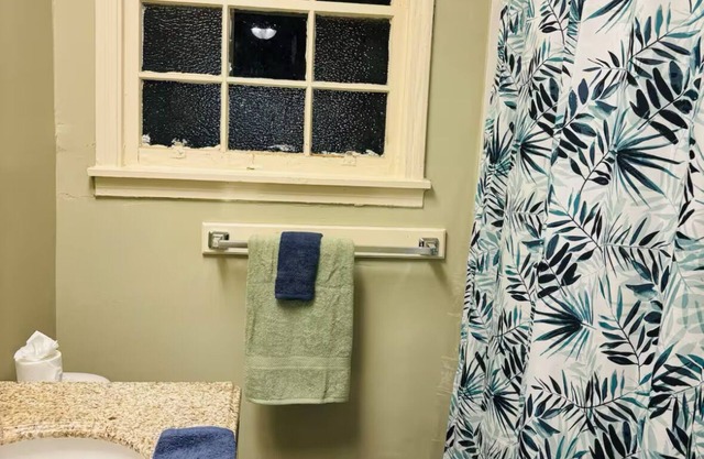 Contractor Special -All the basic necessities in this quaint home in mid city
