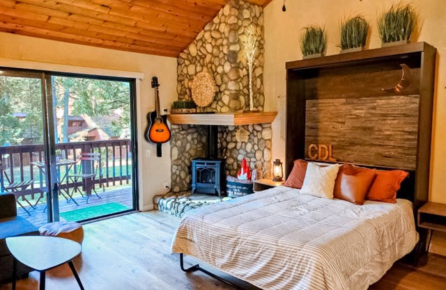 Convenient condo near Shaver Lake & China Peak with pool & hot tub