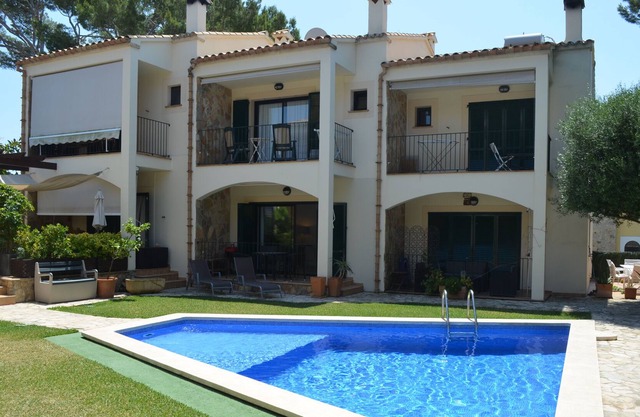 Convenient, easy holiday in a quiet location with pool, 180 m from the sea