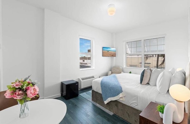 Convenient South Beach Stay! Outdoor Pool & nr Lummus Park, Miami Beach