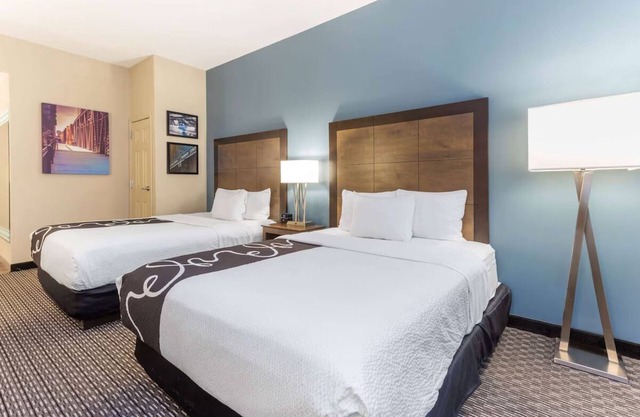 Convenient Stay | 2 Pet-friendly Rooms Near Willis Tower and Skydeck