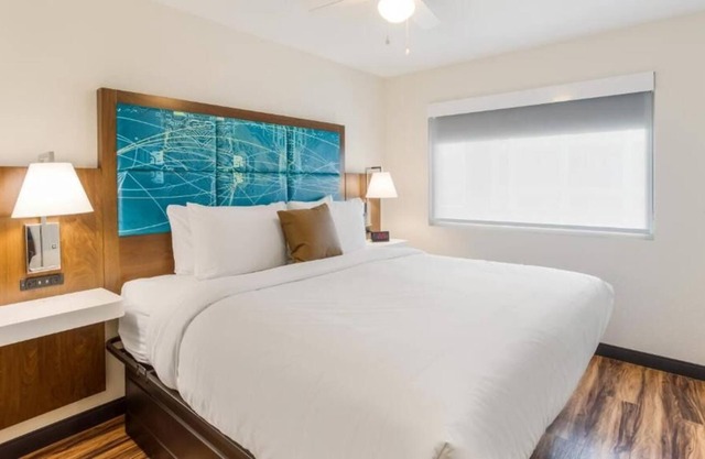 Convenient Stay! Onsite Swimming Pool, Free Parking, Near Cumberland Park