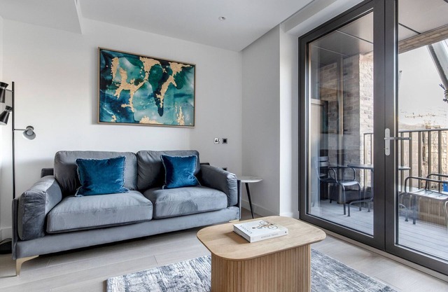 Cool Farringdon Studio w/Indoor Pool & Gym, by Blueground
