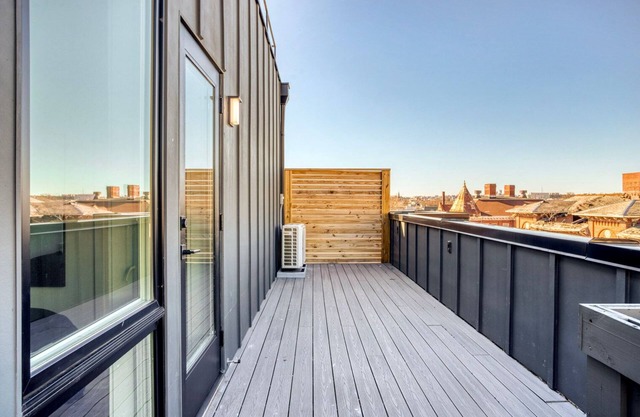 Cool Truxton Circle 2BR, .5 mile to Metro & National Park, by Blueground