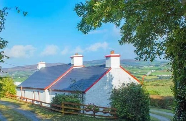 COOLEY COTTAGE, pet friendly in Moville, County Donegal