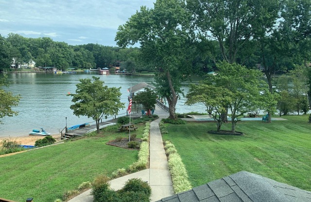 COOPER'S POINT. Lakefront on sandy beach w/private dock, paddleboards, kayaks.