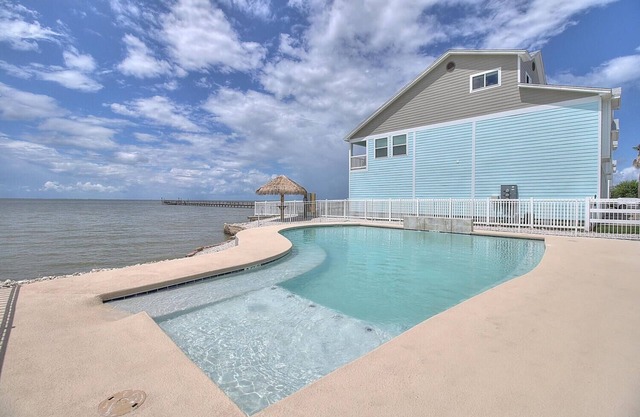 Copano Breeze 3 Bedroom Home by RedAwning
