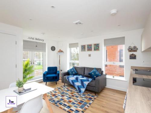 Copper Beech by Alt-Stay - 2 Bed En Suite Contractor, Corporate & Relocation Accommodation near LBA with EV Plug, Parking, King Bed, Workspace, Kitchen, Smart TV and Wi Fi - Long Stay Ready with Weekly and Monthly Rates