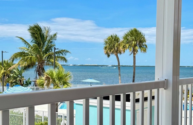 Coral Cottage~Family with kids~Pet Friendly~Stunning Views~pool~beach gear