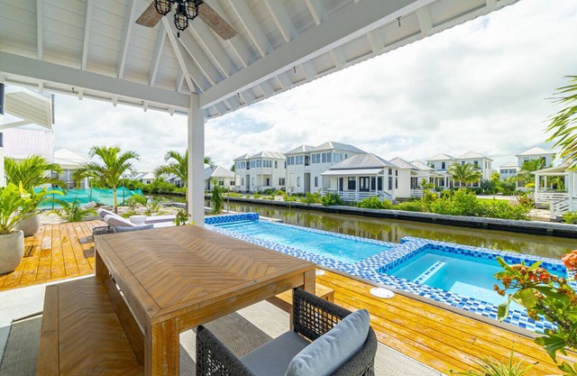Coral Reef Casa + Private Hot Tub and Pool at Mahogany Bay
