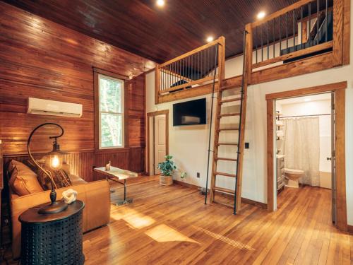 Corton Lodge on the Elk River - Bell Tower Suite