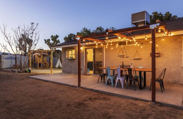 🌵Cosmic Rabbit - Family friendly home w/Hot Tub, BBQ, Fire Pit & Yard Built for Families!🌵