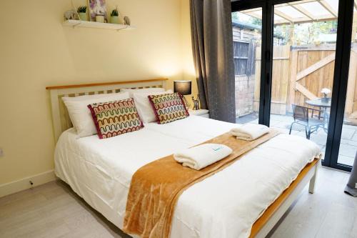 Cosy 1 Bed-Flat with Patio Near Heathrow