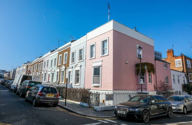 Cosy 1 Bedroom apartment with King size bed or 2 singles in superb location.