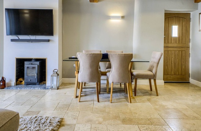 Cosy 2-Bed Cottage 10 min to Warwick w/ a hot tub!