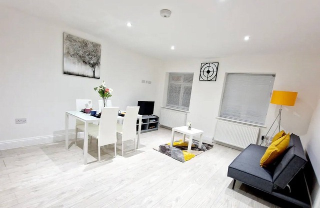 Cosy 2 Bedroom Apartment by ReeAni Stays with Wifi, Netflix & Private Parking