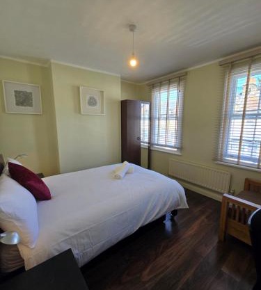Cosy 2BR House in Stratford & Westfield Area