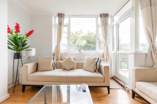 Cosy 3 Bed Flat Near London's Highlights