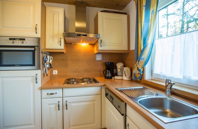 Cosy apartment in villa for 8 guests with WIFI, pool, TV, terrace and pets allowed