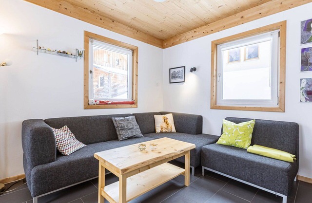 Cosy apartment in villa for 8 people with WIFI, pool, TV, terrace and pets allowed