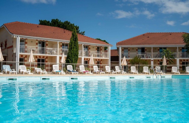 Cosy apartment for 6 guests with WIFI, pool, TV, terrace, pets allowed and parking