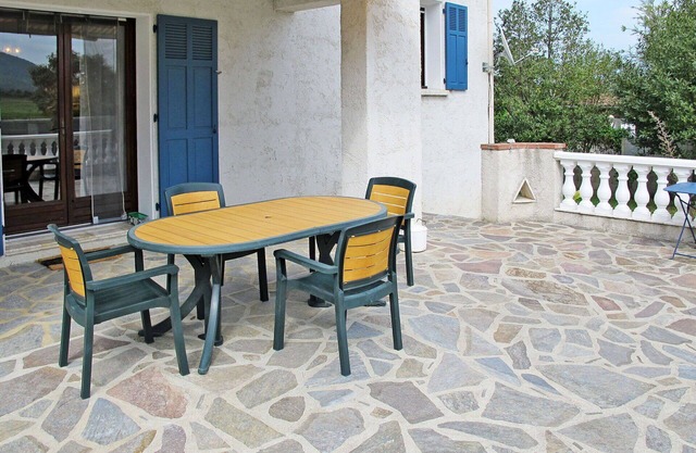 Cosy apartment for 6 guests with WIFI, A/C, TV and terrace