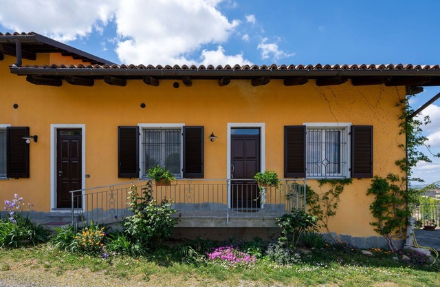 Cosy apartment for 2 guests with WIFI, A/C, pool, terrace, pets allowed, panoramic view and park.