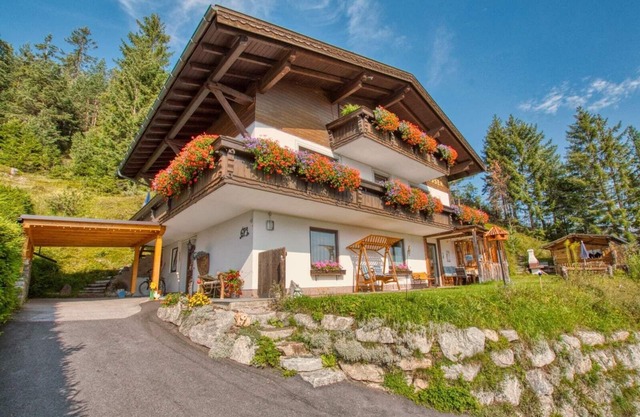 Cosy Apartment for 2 to 6 people with wonderful views, and exclusive garden