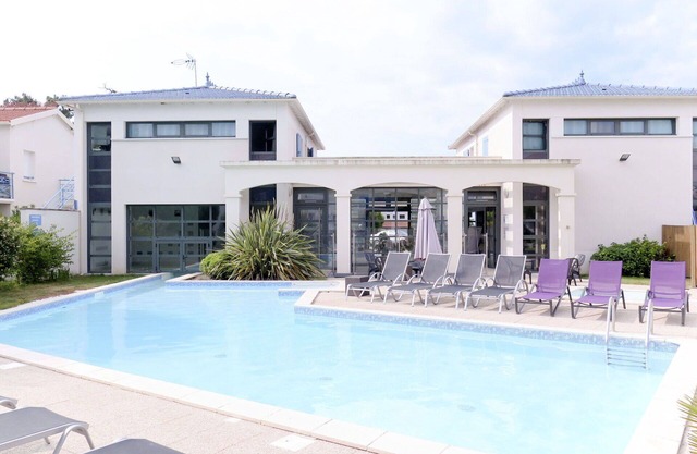 Cosy apartment for 4 guests with hot tub, WIFI, pool, TV, terrace and pets allowed
