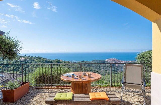 Cosy apartment for 4 guests with A/C, WIFI, TV, patio and parking