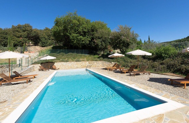 Cosy apartment for 4 people with A/C, WIFI, pool, TV, patio and panoramic view, close to Siena