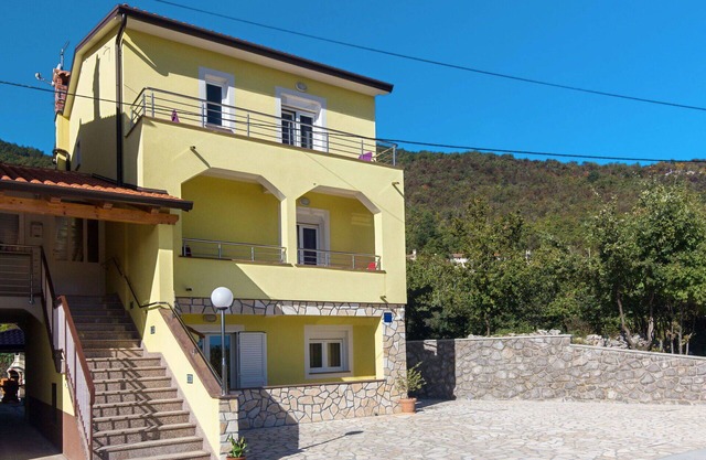 Cosy apartment for 4 people with WIFI, A/C, TV, terrace and parking