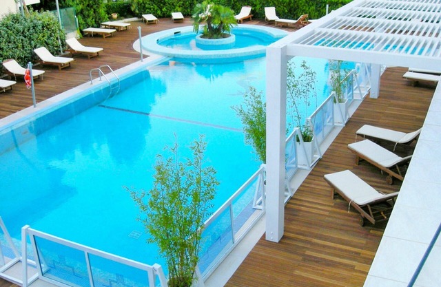 Cosy apartment for 6 people with WIFI, pool, A/C, TV, patio and pets allowed