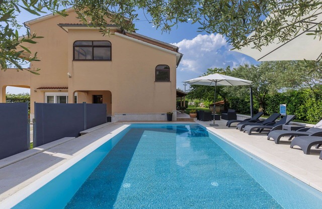 Cosy apartment for 6 people with A/C, WIFI, private pool, TV and terrace