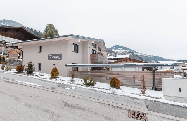 Cosy apartment for 8 people with WIFI, TV, terrace, pets allowed and parking