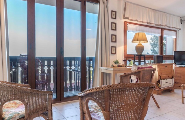 Cosy apartment for 4 people with WIFI, TV, balcony, pets allowed, panoramic view and parking