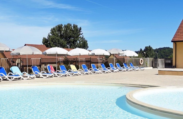 Cosy apartment in villa for 4 guests with WIFI, pool, TV, terrace, pets allowed and parking