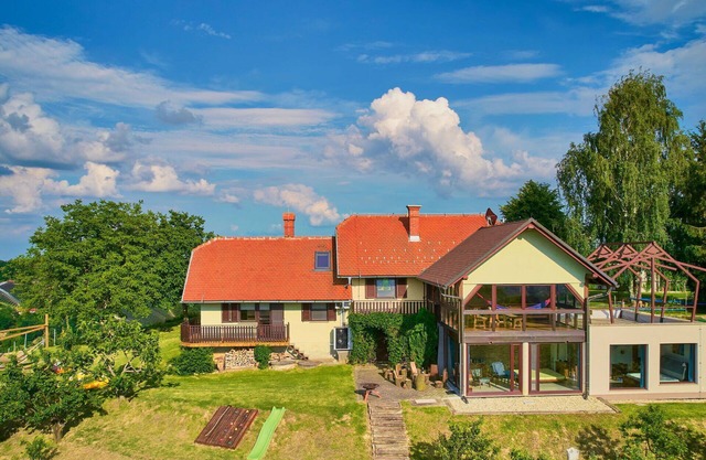 Cosy apartment in villa for 6 people with hot tub, WIFI, A/C, TV and patio