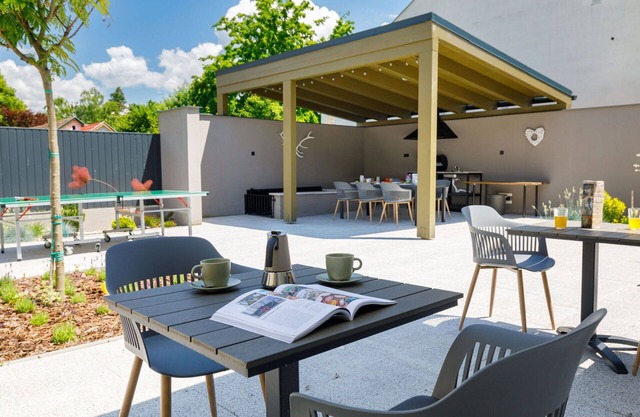 Cosy apartment in villa for 12 people with A/C, WIFI, hot tub, TV and patio